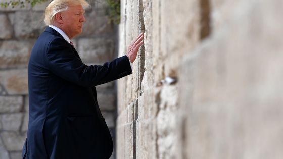 Kippa noire sur la tête, l'air grave, Donald Trump a été le premier président américain en exercice à se rendre sur le site de prière le plus sacré des juifs. ©AFP - MANDEL NGAN
