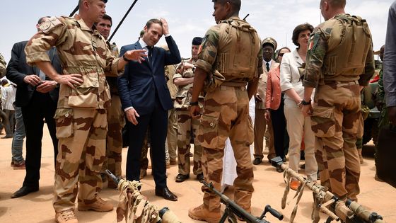 Emmanuel Macron rend visite aux troupes françaises engagées dans l’opération Barkhane le 19 mai 2017. ©AFP - CHRISTOPHE PETIT TESSON
