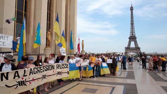 Manifestation au Trocadéro à Paris d'Ukrainiens, contre la venue de Vladimir Poutine à Versailles (28 mai 2017) ©AFP - GEOFFROY VAN DER HASSELT