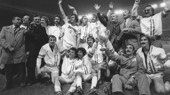L'équipe de Nancy pose avec la coupe après avoir remporté la finale de la coupe de France contre Nice, le 13 mai 1978, au Parc des Princes, à Paris ©AFP - GEORGES BENDRIHEM