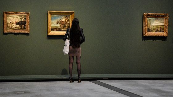 Spectatrice devant "La famille de la laitière", attribué à Louis Le Nain, adaptation prosaïque de la Sainte Famille, lors de l'exposition "Le mystère le Nain" au Louvre-Lens le 21 mars ©AFP - Denis Charlet