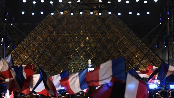 Emmanuel Macron prononce un discours devant la pyramide du Louvre le soir de son élection le 7 mai 2017 ©AFP - ERIC FEFERBERG / AFP