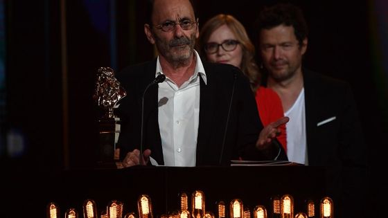 Jean-Pierre Bacri ce soir à la nuit des Molières, meilleur comédien pour son rôle de Crhysale dans "Les femmes savantes" par Catherine Hiegel : une reprise classique. Evelyne Buyle est meilleur second rôle féminin. ©AFP - Christophe Archambault