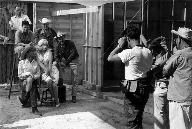 Elliott Erwitt, photographe de l'agence Magnum, immortalise l'équipe de "The Misfits" : Arthur Miller, Eli Wallach, John Huston, Montgomery Clift, Marilyn Monroe et Clark Gable