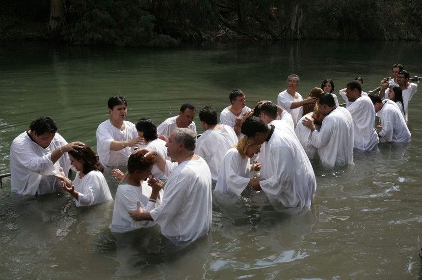 Baptême de pèlerins brésiliens dans le Jourdain en Israël, 2016