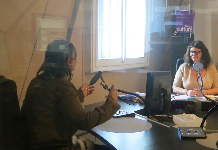 France Culture, studio 152, de la cabine pendant l'émission... Claude K. Dubois, auteure de "Bonhomme" & Aline Pailler, productrice (de g. à d.)