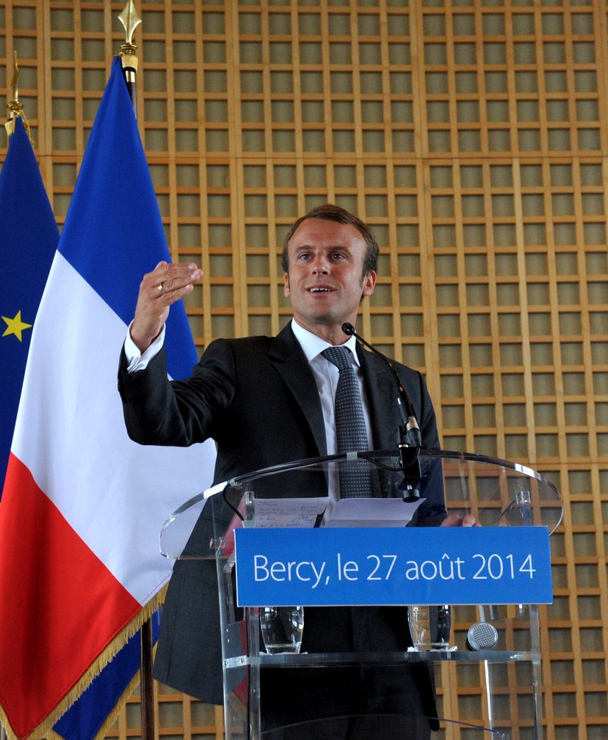 Coup de tonnerre politique de l’été 2014 : Arnaud Montebourg est évincé du gouvernement pour ses déclarations contre les orientations économiques de François Hollande. Emmanuel Macron hérite de Bercy