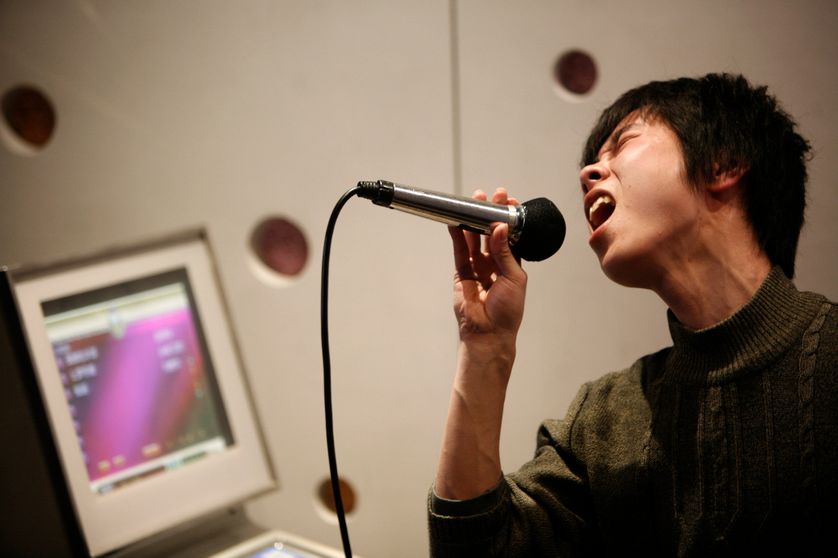 Un jeune homme chante dans un karaoke club à Shangaï