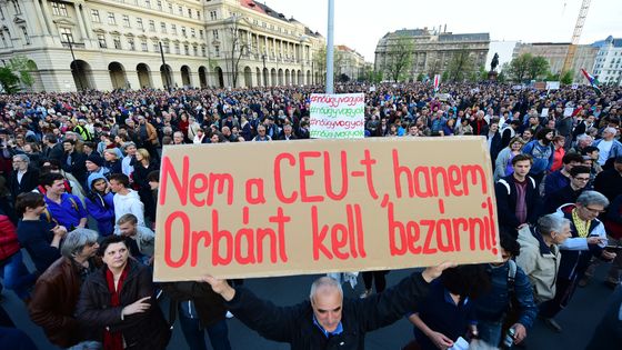 Manifestants protestant contre le projet de loi de Viktor Orban de fermer l’Université CEU de Budapest, le 9 avril 2017. ©AFP - ATTILA KISBENEDEK