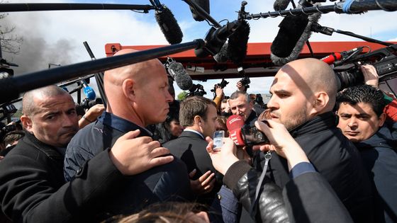 Emmanuel Macron au milieu des journalistes à Amiens le 26 avril 2017. ©AFP - ERIC FEFERBERG