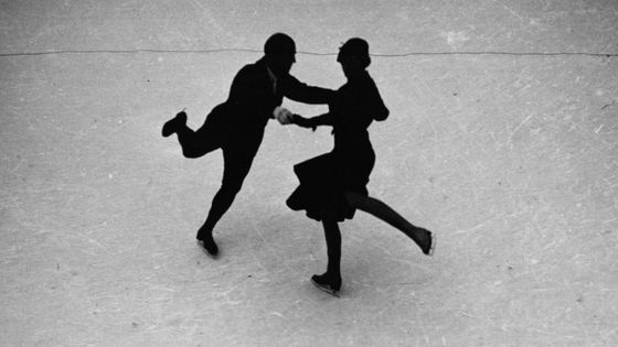 Mme Clericetti, championne de France et M. Perren présentant le tango sur la glace, au Palais de Glace (détail) / Agence Mondial - Gallica BnF