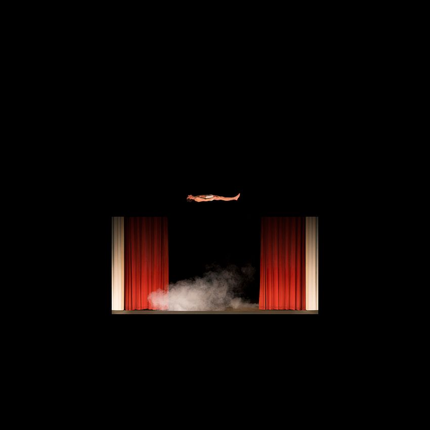 Guillaume Martial, Lévitation, 2015 Tirage pigmentaire, encadrement avec rehausses, finition noir, plexi ultra clair 100 x 100 cm, édition de 5