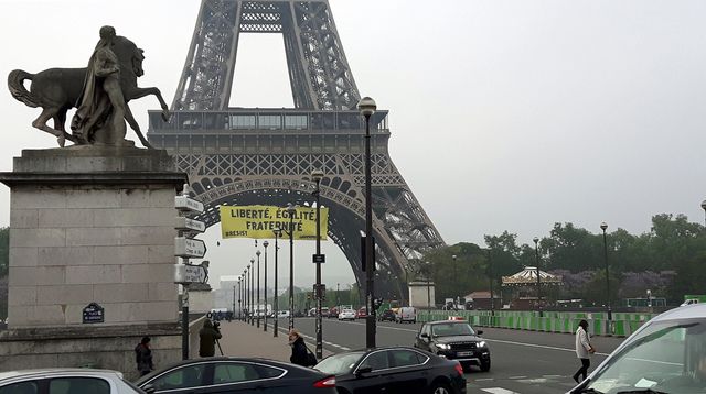 La banderole de Greenpeace sur la Tour Eiffel