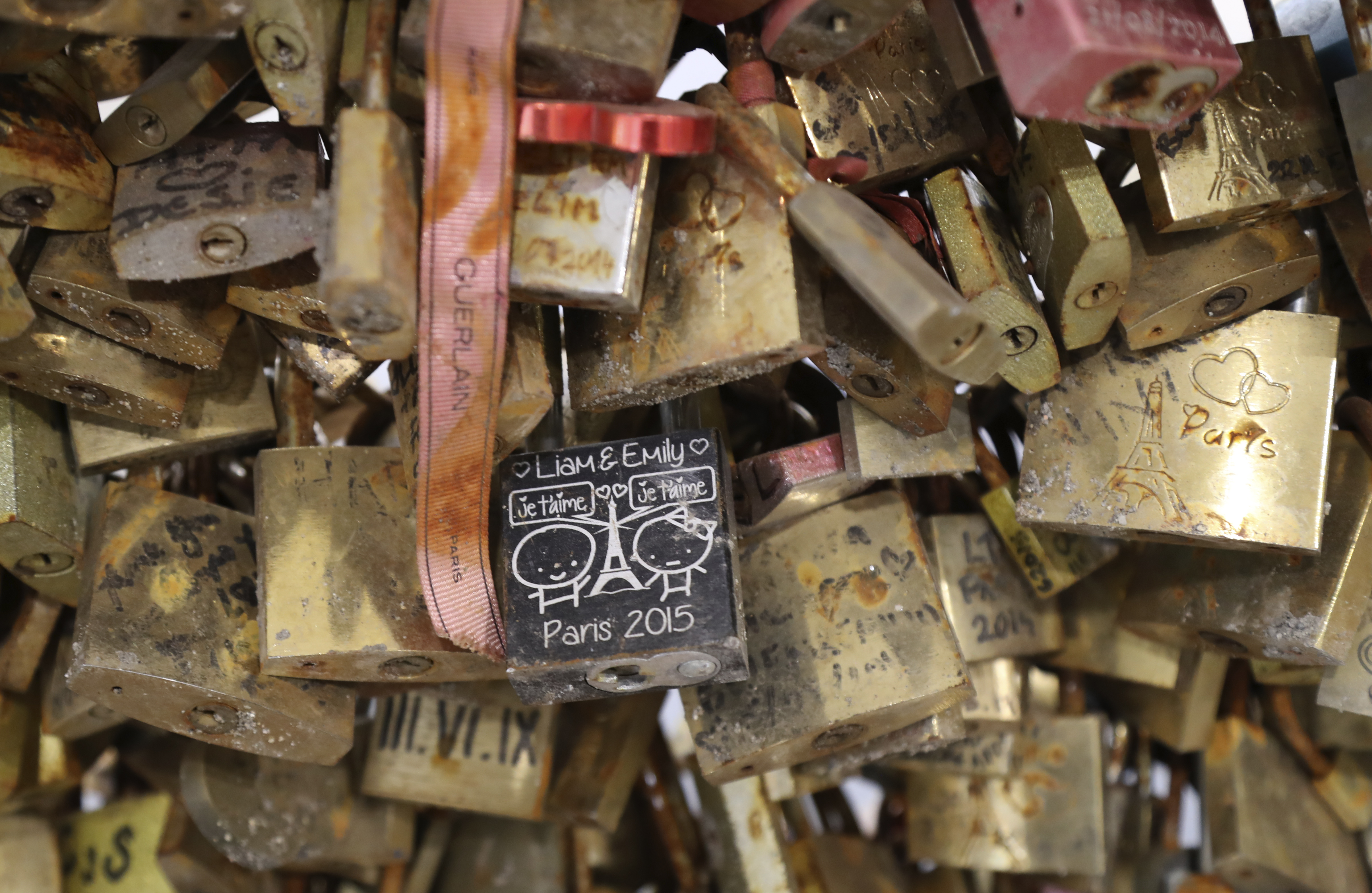 Transformer Le Metal Des Cadenas Du Pont Des Arts En Argent Pour Les Migrants