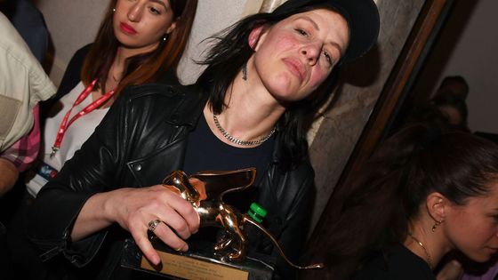 Anne Imhof, 38 ans seulement, lauréate du Lion d'or pour son "Faust" au pavillon allemand ©AFP - Felix Hörhager / DPA