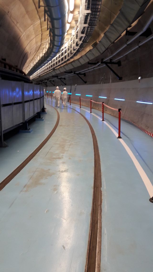 En zone contrôlée, une centaine de techniciens travaillent à la déconstruction de Chooz A, environ dix fois moins que dans une centrale en activité.