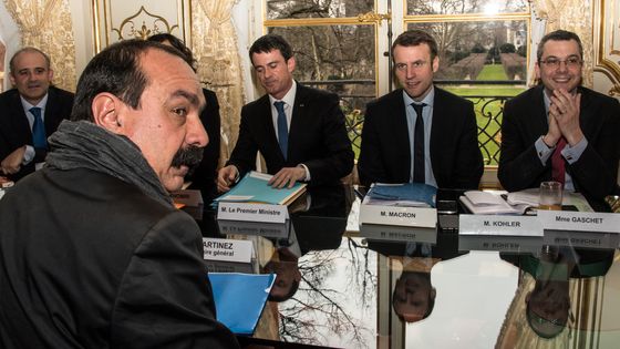 Le 7 mars 2016, Emmanuel Macron, alors ministre de l'Economie, prend part aux négociations sur la loi Travail avec Philippe Martinez, secrétaire général de la CGT ©AFP - Yann Korbis / Citizenside