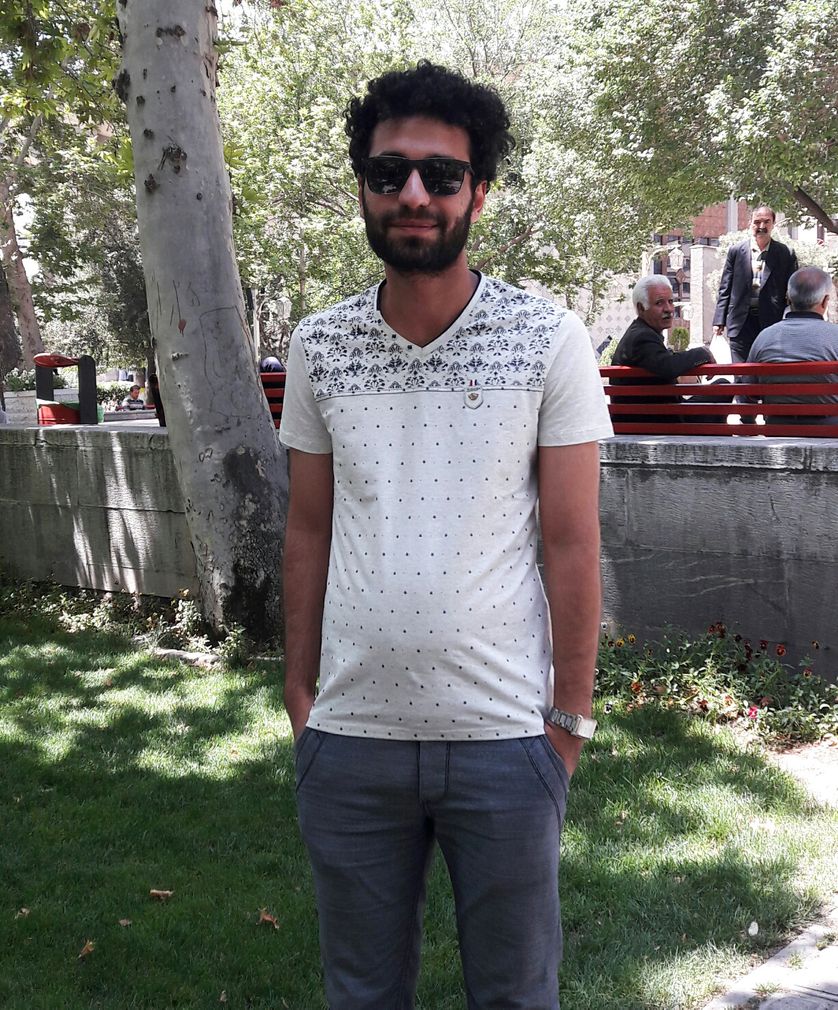 Alireza, 26 ans, a une licence d'architecture. Il a travaillé quelques mois avant de perdre son emploi et d'envoyer CV sur CV sans résultat
