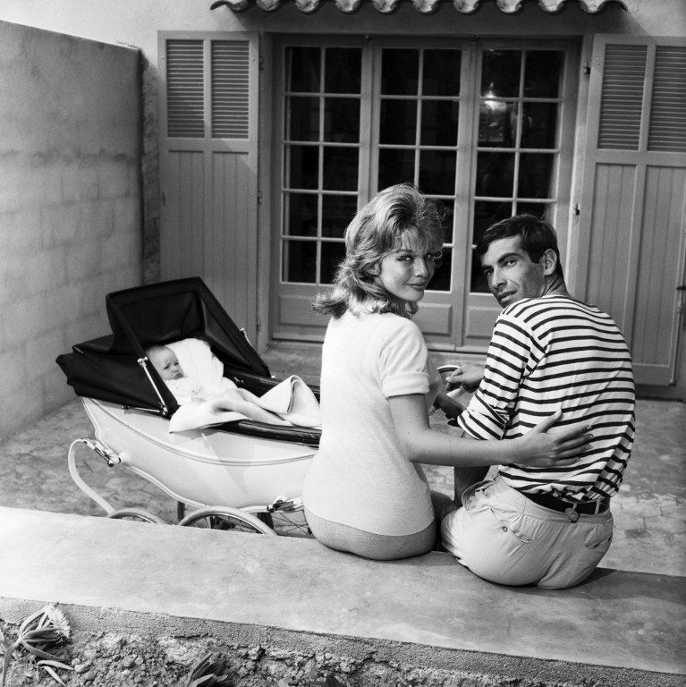 Roger Vadim avec sa deuxième épouse Annette Stroyberg et leur fille Nathalie en 1958