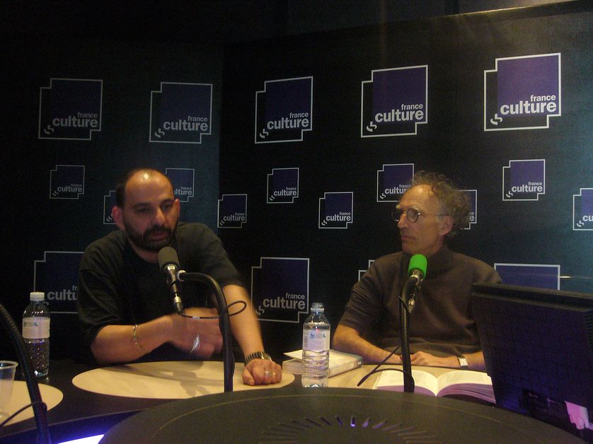 Bernard Hoepffner, à droite, à côté de Claro dans "Tout arrive !" le 14 avril 2009