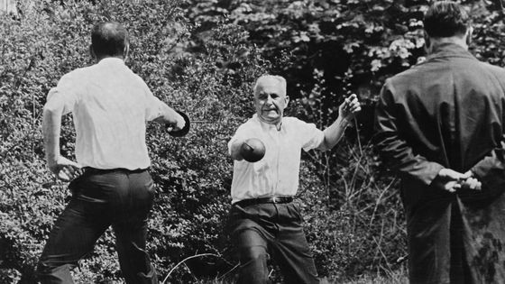 Le député maire socialiste de Marseille Gaston Defferre et le député gaulliste du Val d'Oise René Ribière s'affrontent en duel le 21 avril 1967 dans le jardin d'une maison de Neuilly ©AFP