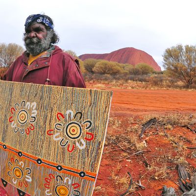 Malha Tiamaw, artiste aborigène, présente une de ses œuvres au Uluru Kata Tjuta Cultural Center, situé dans le parc national Ayers Rock