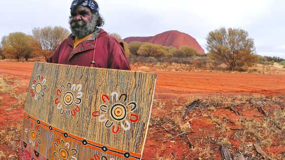 Malha Tiamaw, artiste aborigène, présente une de ses œuvres au Uluru Kata Tjuta Cultural Center, situé dans le parc national Ayers Rock ©AFP - GIUGLIO Gil / hemis.fr / Hemis