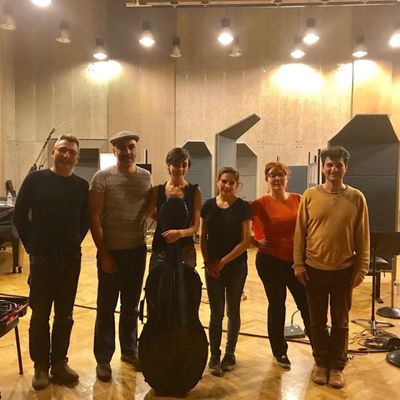 L'équipe d'enregistrement Alla Breve en studio, avec Alireza Farhang et Marie Ythier