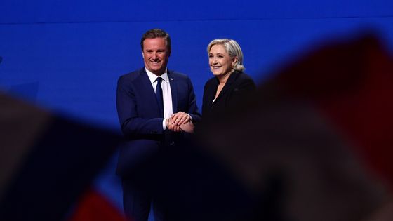 Nicolas Dupont-Aignan et Marine Le Pen, le 1er mai 2017. ©AFP - Antonio Borga