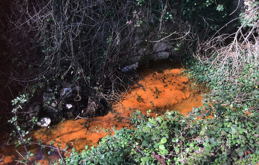 Eau polluée en contrebas de l'ancienne mine de Salsigne