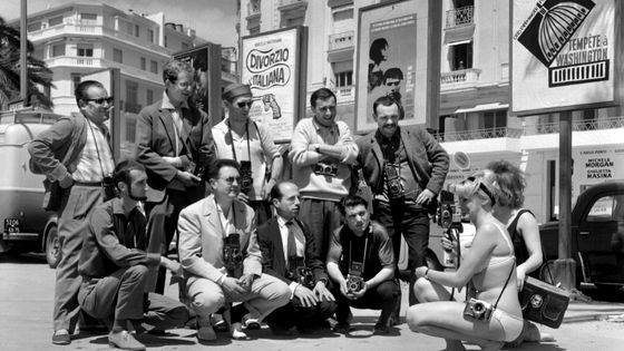 Des photographes de presse font face à deux starlettes, Lucienne Scheffer et Josette Marco, au mois de mai 1962, lors du Festival du film à Cannes. ©AFP - UPI