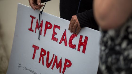 Photo prise au cours d'une manifestation dénonçant le limogeage de James Comey, directeur du FBI, le 10 mai 2017 à Los Angeles. ©AFP - DAVID MCNEW