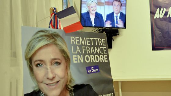 Présidentielle : le débat Le Pen - Macron de l'entre-deux-tours vu de Perpignan au QG quartier général des militants du Front National ©Maxppp - /MICHAEL ESDOURRUBAILH