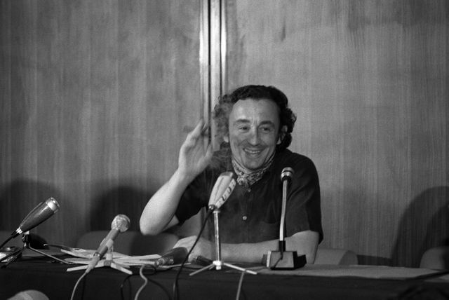 Le réalisateur français Louis Malle donne une conférence de presse pour la présentation de son film "Le Souffle au coeur" au festival de Cannes en mai 1971.