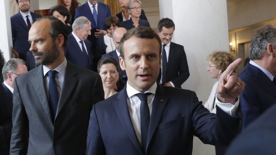 Emmanuel Macron et le nouveau gouvernement. ©AFP - PHILIPPE WOJAZER