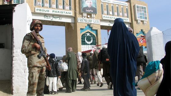 Un soldat pakistanais à la "porte de l'amitié" à Chaman, au Pakistan, un des seuls points de passage avec l'Afghanistan (fermé depuis début mai), le 7 mars 2017 ©Reuters - Saeed Ali Achakzai