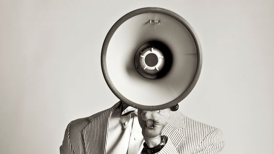 USA, Pennsylvania, Mercersburg, Studio portrait of man talking into megaphone ©Getty - WIN-Initiative