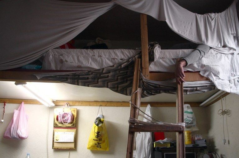 Un sans-papiers chinois est allongé dans son lit, le 22 octobre 2007 dans son appartement à Paris