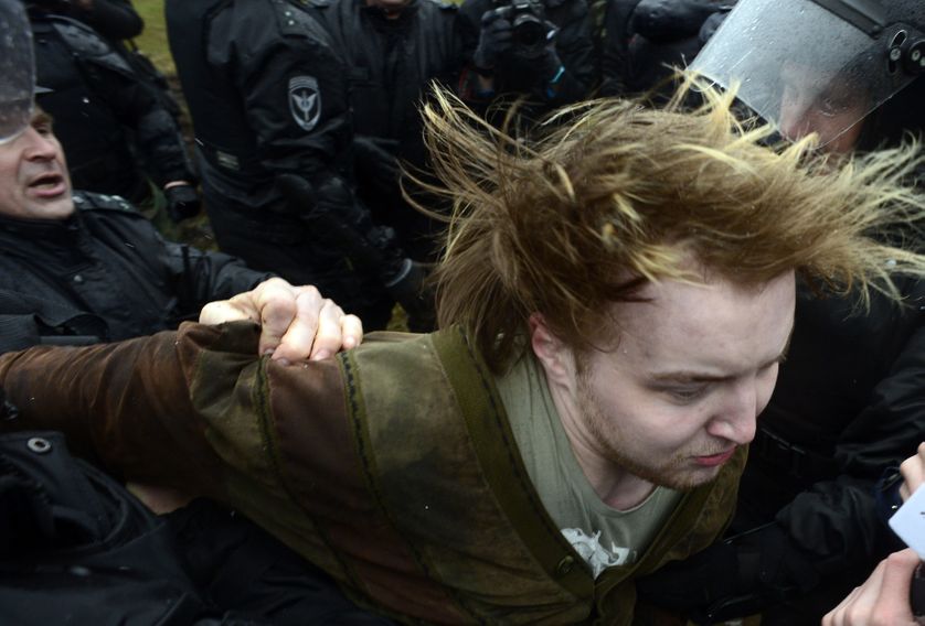 Arrestation par la police d'un activiste durant une manifestation anti-Poutine