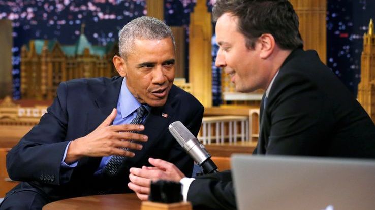 Barack Obama et Jimmy Fallon, l'animateur du Tonight Show sur la chaîne NBC, une émission de divertissement qui reçoit régulièrement des personnalités politiques sur un ton humoristique.