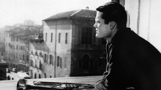 Chet Baker contemplant Lucca, Italie, 1961 ©Getty - Keystone-France/Gamma-Keystone