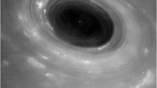 Le centre de l"hexagone" de jet-streams au pôle Nord de Saturne, photographié par Cassini pendant sa plongée sous l'anneau, 26 avril 2017. Les zone brillantes sont-elles des orages atmosphériques? - NASA / JPL - Caltech / Space Science Institute