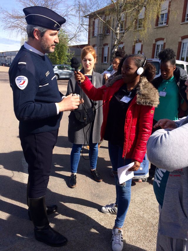 Deborah en reportage à l'école de police de Sens