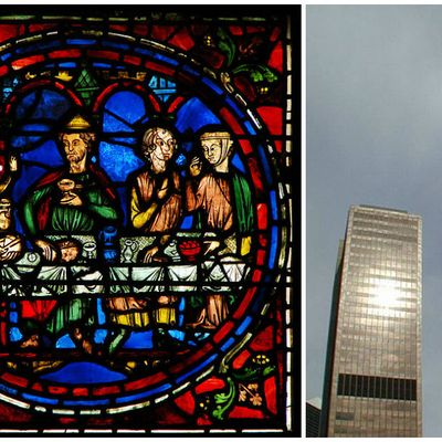 Détail du vitrail dit Notre-Dame de la Belle Verrière, une partie du 13ème siècle, dans la Cathédrale Notre-Dame de Chartres. Ce médaillon est la partie centrale d'une section relatant les Noces de Cana./ Sears Tower au centre à Chicago