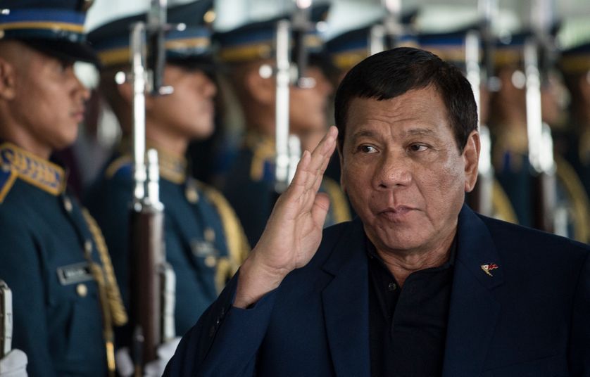 De retour d'urgence de Moscou, le président Roberto Duterte a annoncé hier qu'il proclamerait la Loi Martiale