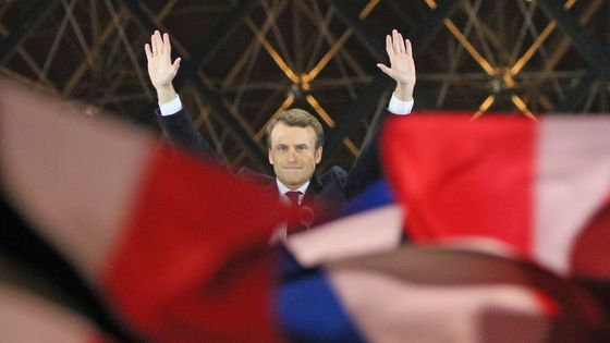 Emmanuel Macron salue la foule après sa victoire. ©AFP - Ryuzo Suzuki / Yomiuri / The Yomiuri Shimbun