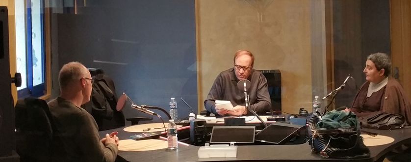 Au studio 132, pendant l'enregistrement de l'émission : Myriam Bouregba, Ghaleb bencheikh et (de dos) Slimane Rezki
