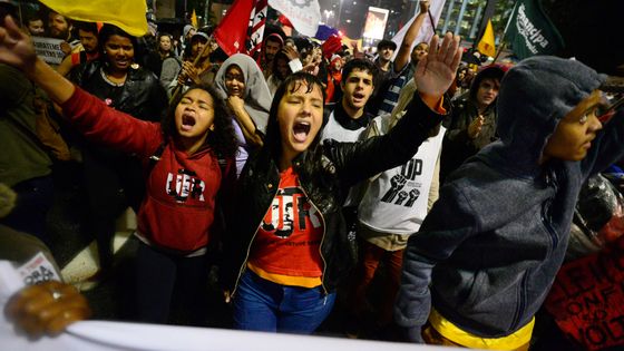 Manifestatants réclamant le départ de président Michel Temer dans les rues de Sao Paulo (18/05/17) ©AFP - Cris Faga / NurPhoto