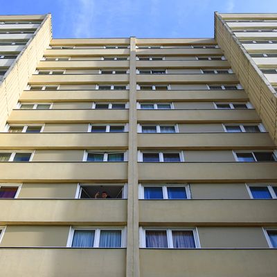 Vue d'un immeuble du quartier du "Chêne pointu" à Clichy-sous-bois, le 03 mars 2010.