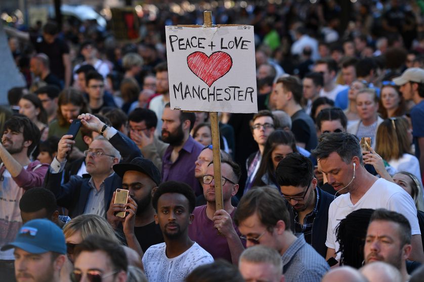 Veillée émouvante, hier soir, à Manchester, au lendemain de l'attentat-suicide, revendiqué par Daech, qui a fait 22 morts et 59 blessés, dont des enfants